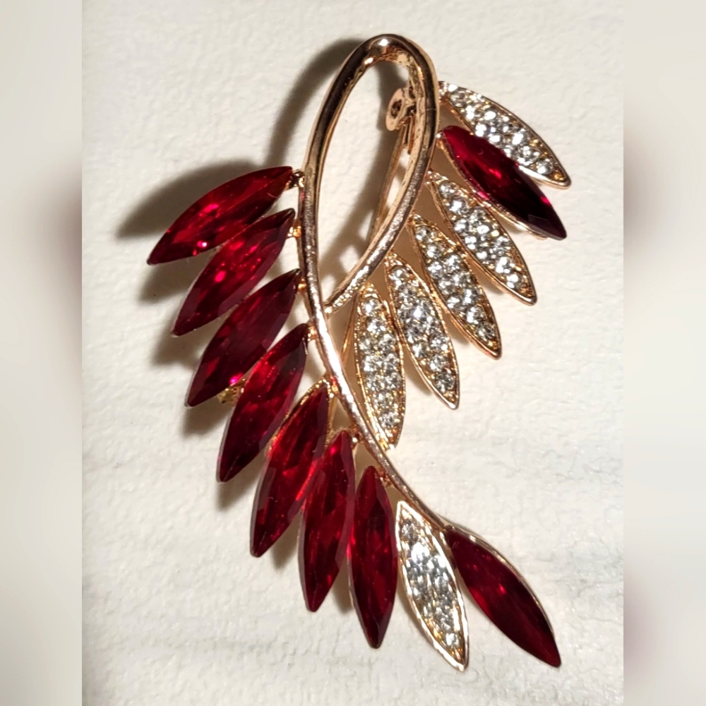 Vintage Elegant Ruby Red Rhinestone Gold Tone Brooch